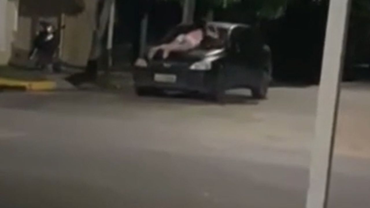 Mulher-agarra-carro-movimento-marido-filha
