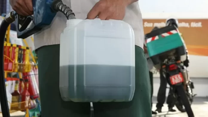 delivery-de-gasolina-e-etanol-e-liberado-pela-anp-no-brasil-veja-novas-regras-para-venda-1636121024172_v2_900x506.jpg