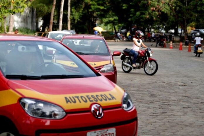 carros-de-autoescola-baliza-tirar-cnh-732x488