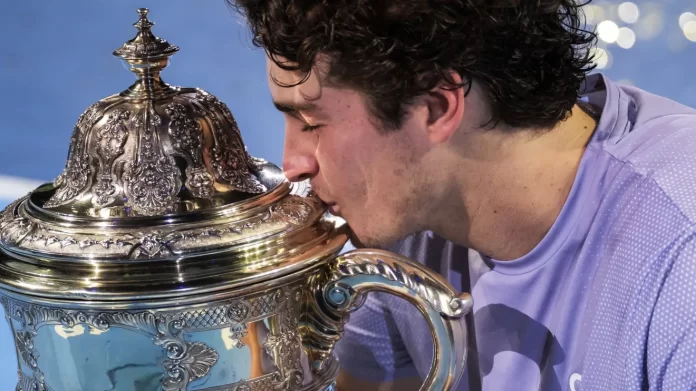 joao-fonseca-trofeu-atp-500-basileia-2-e1761504136208