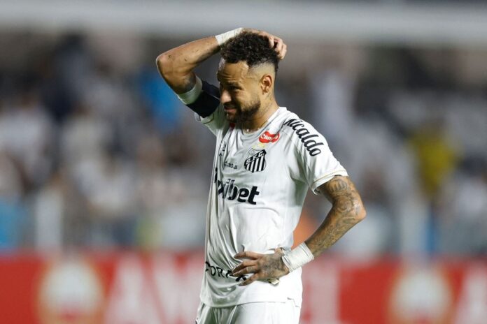 114584061-santos-forward-10-neymar-gestures-during-the-copa-sudamericana-group-stage-football