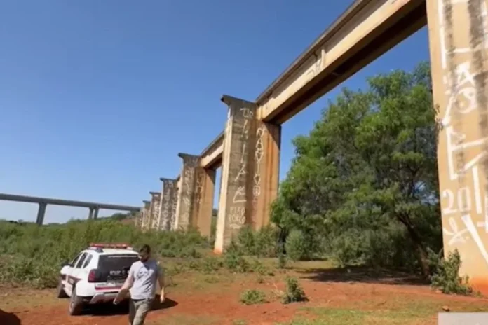 ciclista-cai-ponte-esqueleto