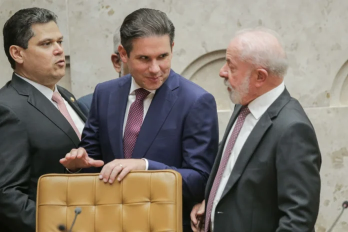 hugo-motta-e-davi-alcolumbre-durante-sessao-solene-de-abertura-do-ano-judiciario-metropoles-3-scaled