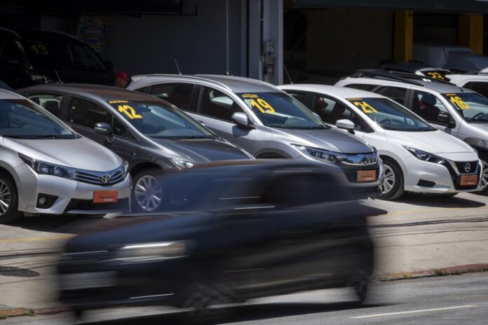 109308921-rio-de-janeiro-rj-26112024-economia-comercio-de-carros-seminovos-e-usados-no-pais-l