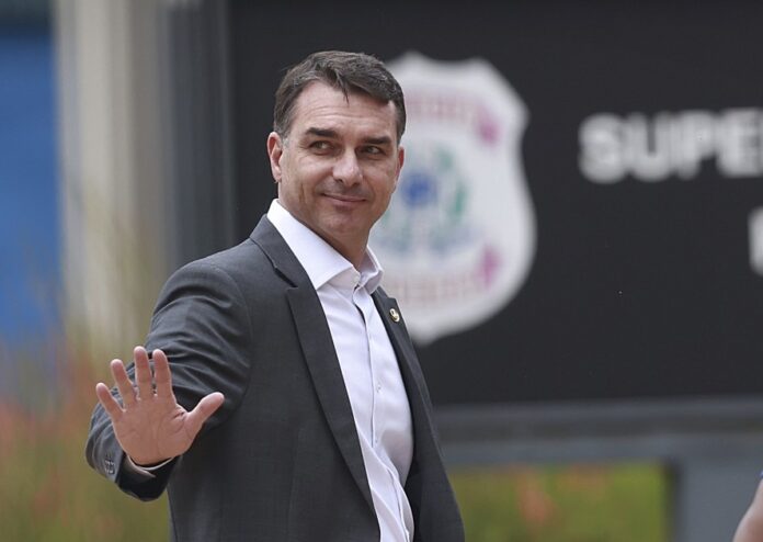 113260452-pa-brasilia-09-12-2025-flavio-bolsonaro-visita-policia-federal-senador-flavio-bol