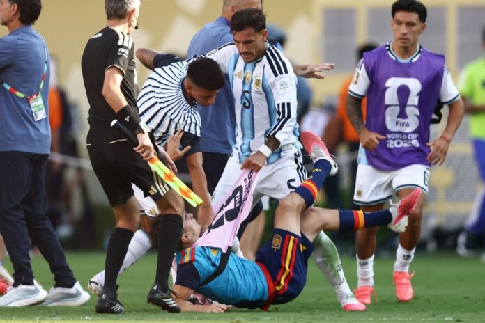 115714529-argentinas-midfielder-05-leandro-paredes-top-clashes-with-spains-midfielder-09-gavi-du