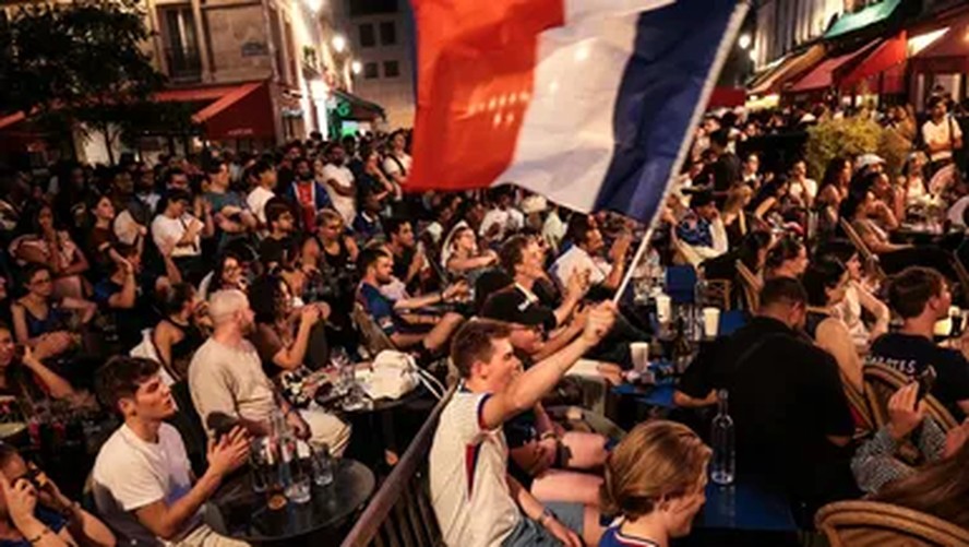 des-supporters-francais-en-terrasse-pour-regarder-la-demi-finale-de-coupe-du-monde-france-espagne-le-14-juillet-2026-2320334