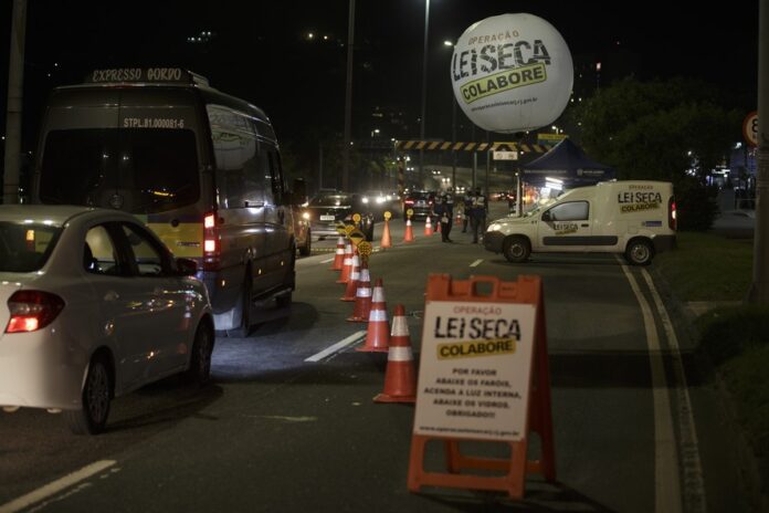 89963014-ri-rio-de-janeiro-rj-10-10-2020-primeiro-dia-da-lei-seca-depois-do-inicio-da-pandemia.-foto